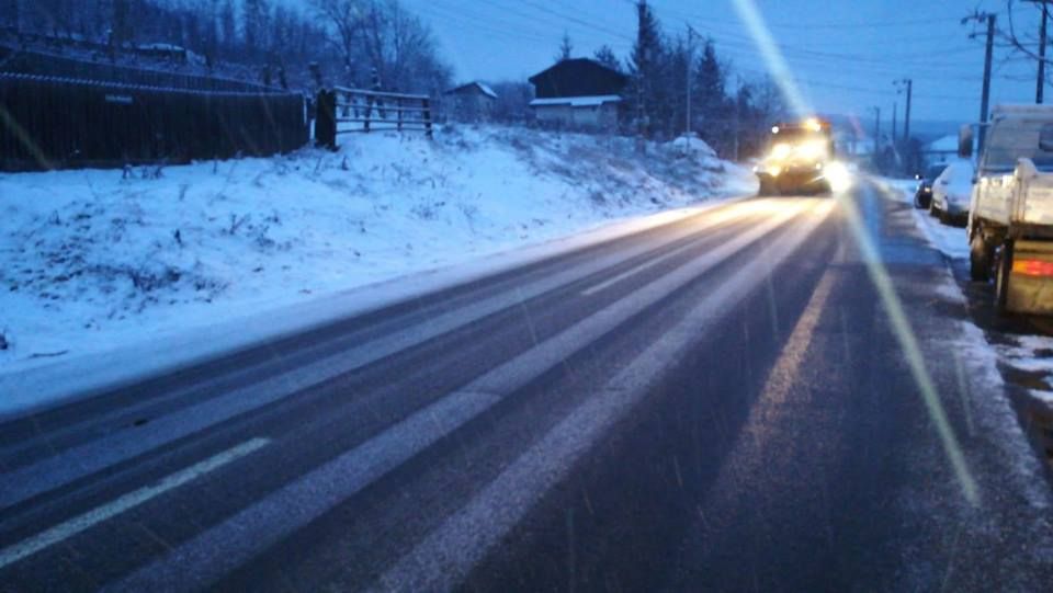 Ninsori în județul Suceava. Drumarii au intervenit cu utilaje și materiale antiderapante FOTO