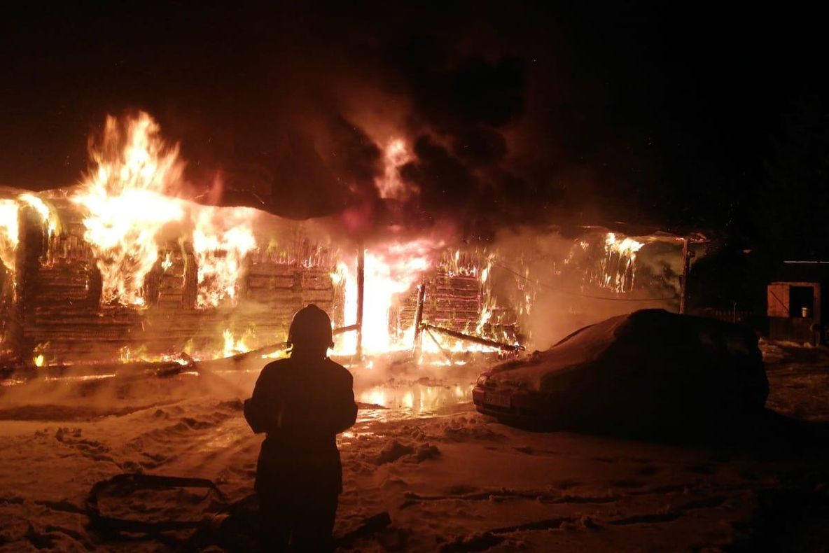 Casă cuprinsă de flăcări la Poiana Stampei. Pompierii au intervenit patru ore pentru stingerea incendiului FOTO