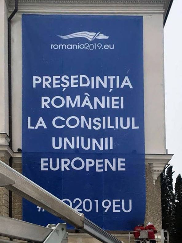 USR Suceava cere îndepărtarea unui mesh ilegal de pe Palatul Administrativ