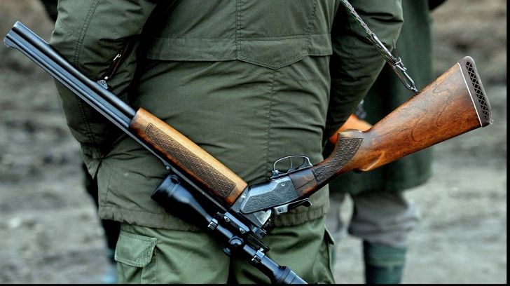 Un bărbat din Cacica s-a împușcat accidental în picior la vânătoare