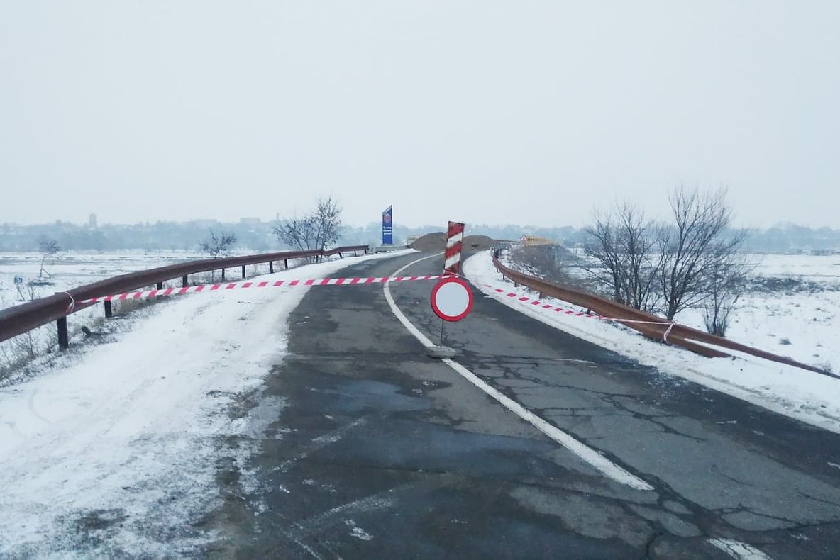 Podul șubred de la Verești a fost închis, miercuri, de autoritățile județene