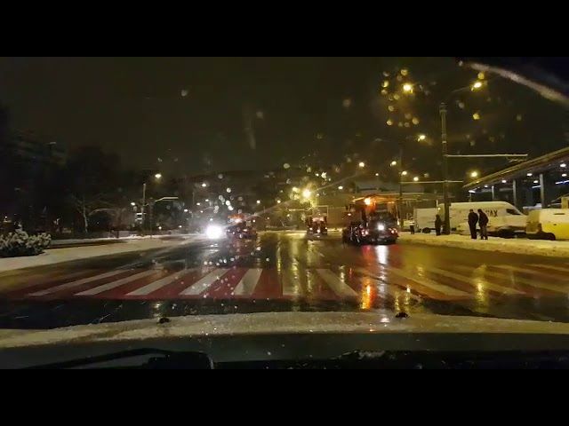 VIDEO Impact frontal pe Calea Unirii. O persoană a rămas încarcerată