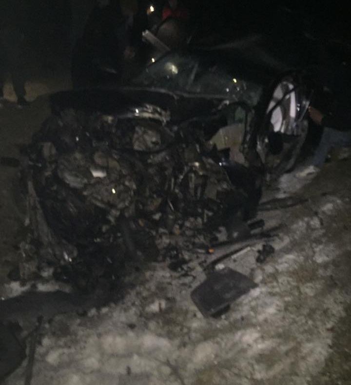 Tănăr rănit după ce s-a izbit violent cu mașina de un copac FOTO