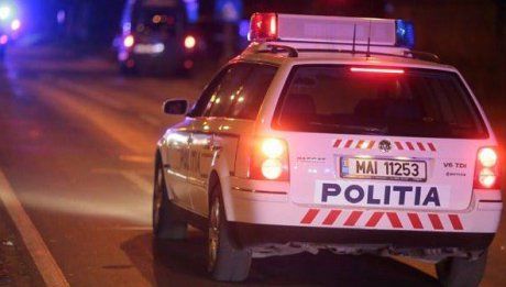 Un șofer beat, urmărit de polițiști, a ajuns cu mașina într-un șanț
