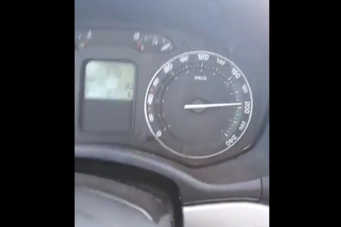 Un șofer a făcut live pe facebook în timp ce gonea cu peste 200 km la oră VIDEO