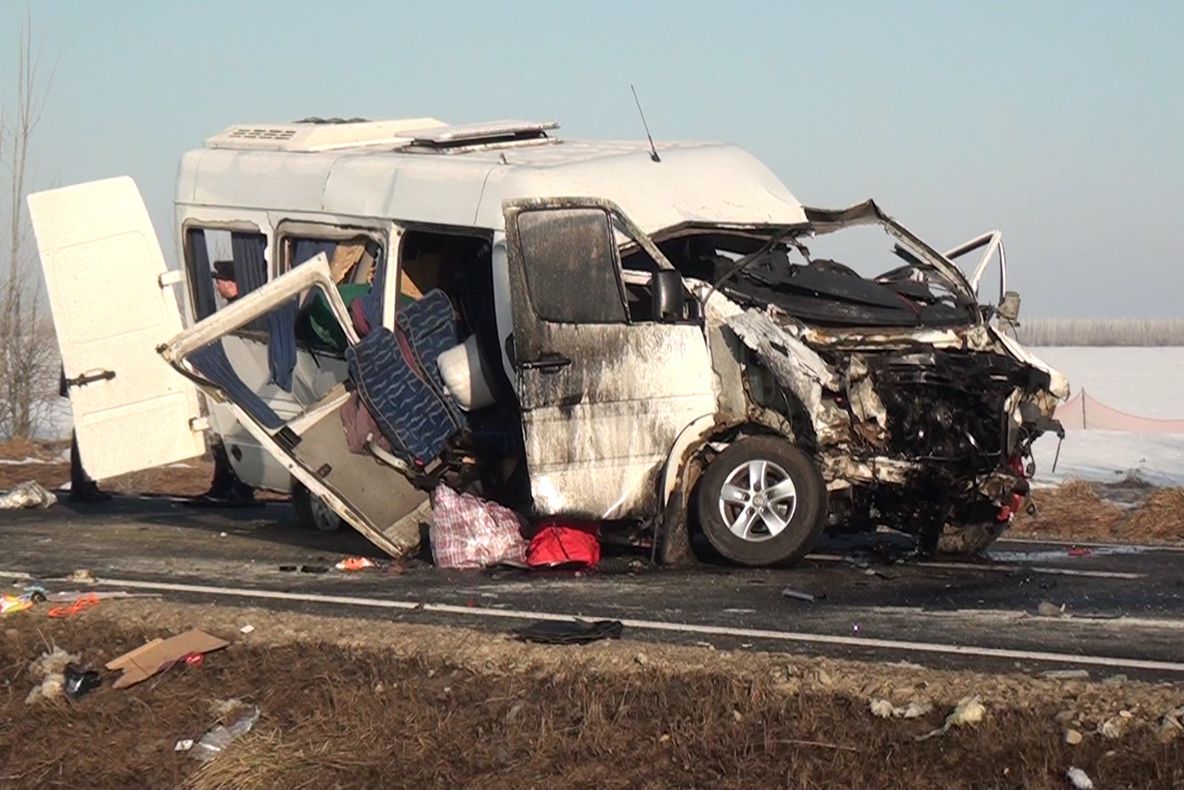 Microbuzul implicat în accidentul mortal de la Sasca Nouă era modificat artizanal FOTO
