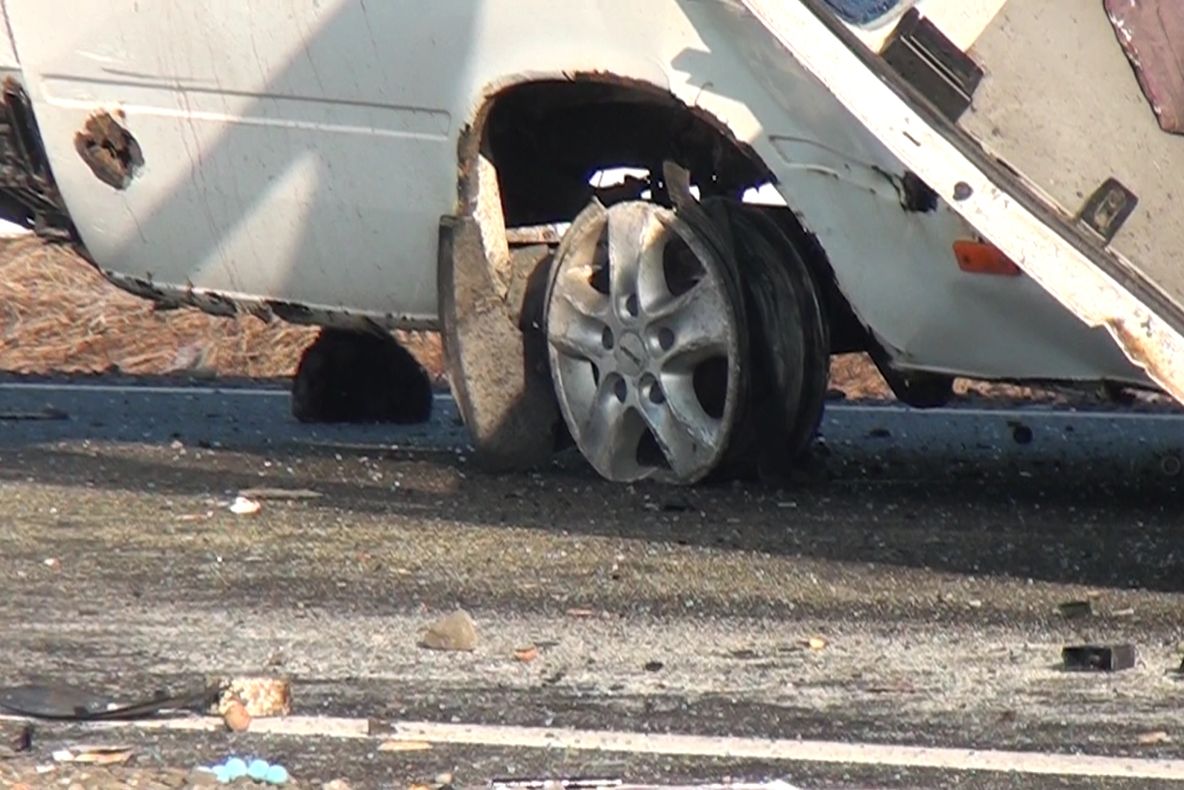 Explozia unui cauciuc a dus la moartea a două persoane și rănirea altor șapte VIDEO