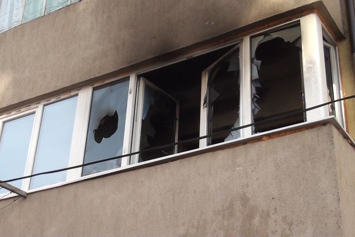 Panică într-un bloc de garsoniere după ce un tânăr și-a incendiat locuința FOTO