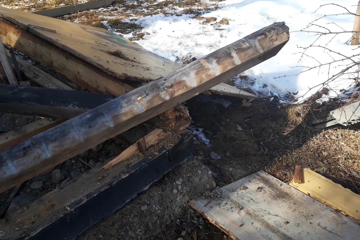 Bărbat mort în timp ce fura lemne de la o căsuță de vacanță dezafectată FOTO