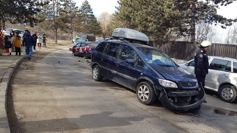 Accident rutier în municipiul Suceava. Șase persoane au ajuns la spital FOTO