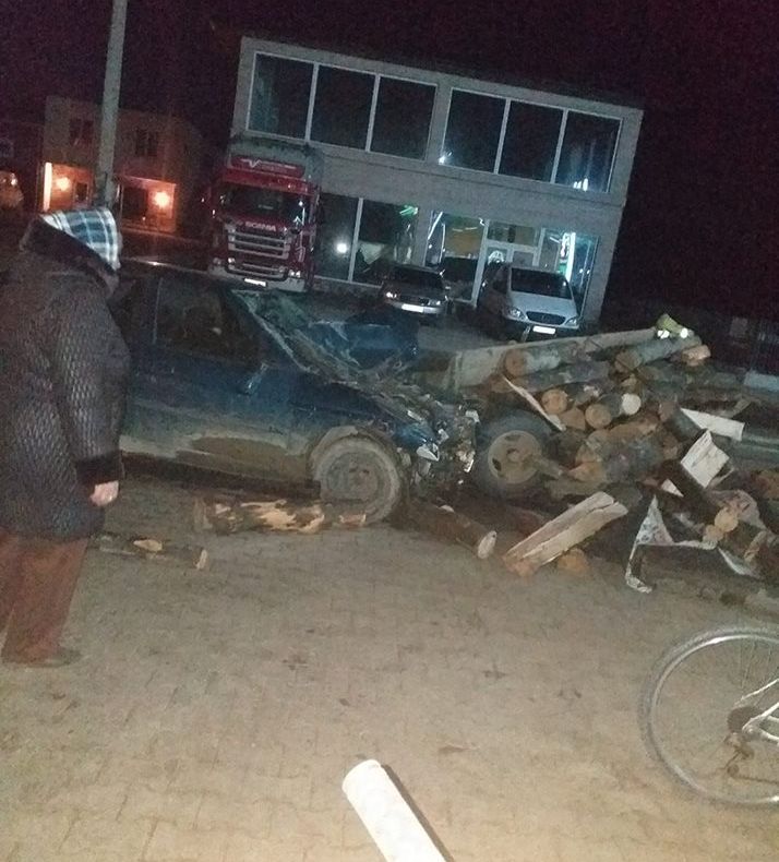 Coliziune între o mașină și o căruță. Șoferul era în stare avansată de ebrietate FOTO