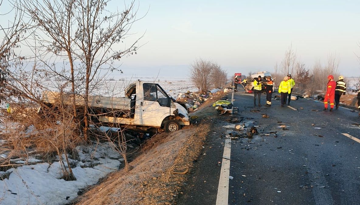 Doi morți și șapte răniți după un impact între un microbuz și o camionetă, la Suceava. A fost declanșat Planul Roșu de Intervenție
