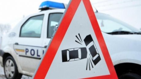 Un tânăr a fost rănit, după ce prietenul lui a provocat un accident rutier