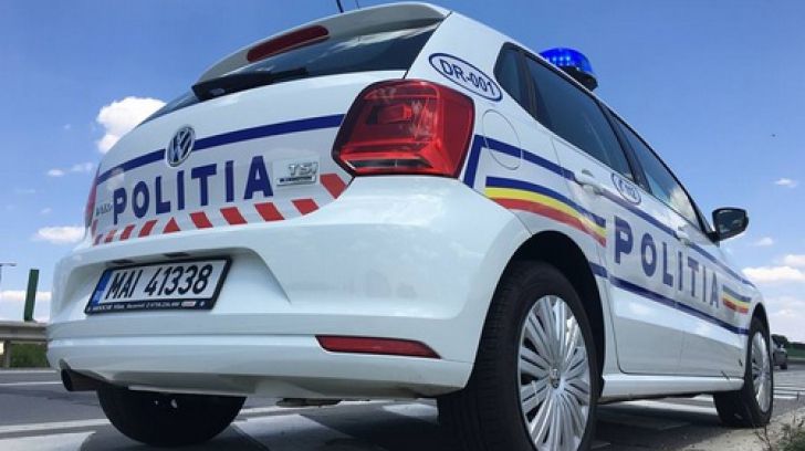 I-a explodat cauciucul și a intrat cu mașina într-un copac