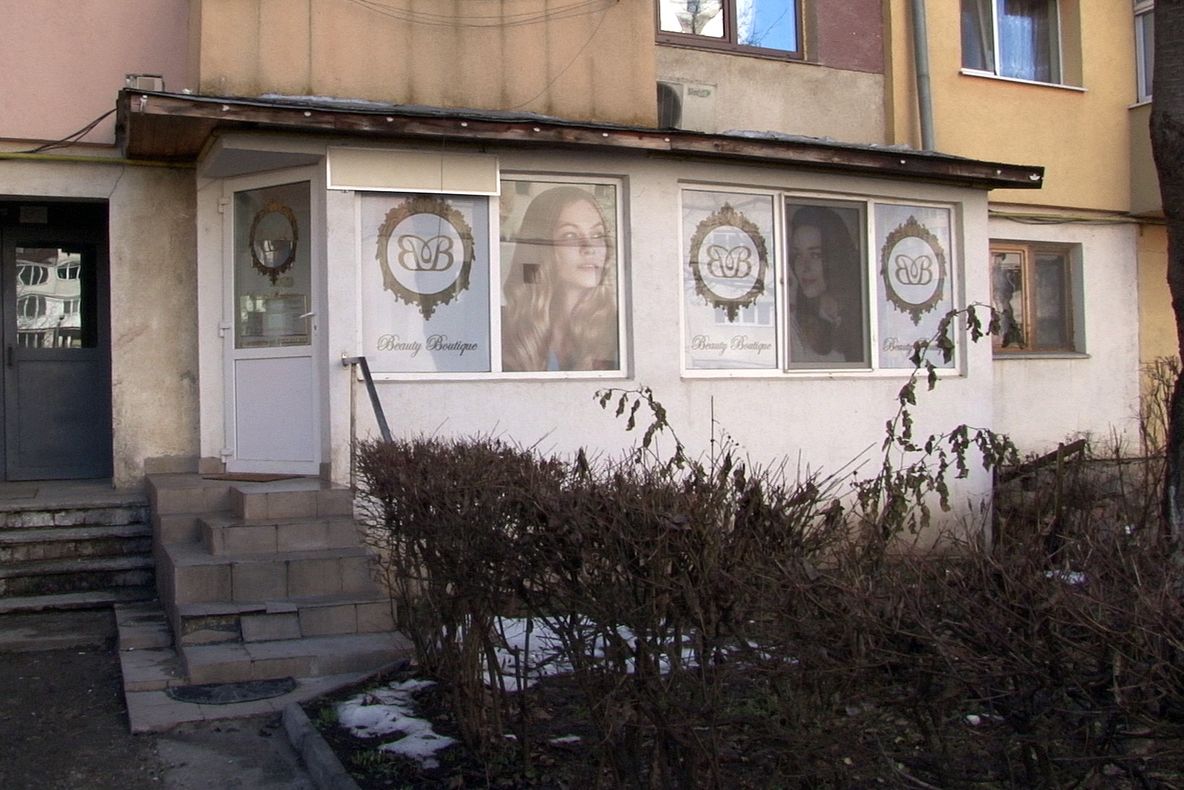 VIDEO Intervenții medicale estetice realizate într-un coafor din Suceava. Colegiul Medicilor a sesizat Poliția