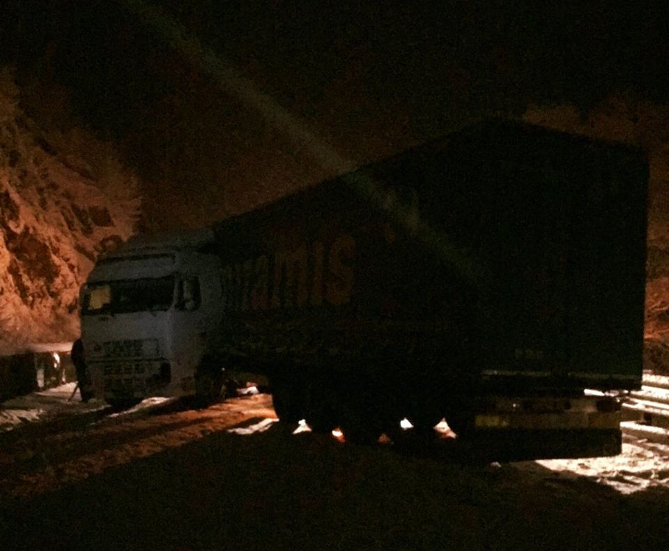 Coliziune între două tiruri la Iacobeni FOTO