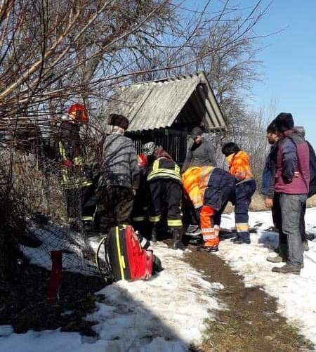 Salvat de pompieri după ce a căzut într-o fântână adâncă de 20 de metri FOTO