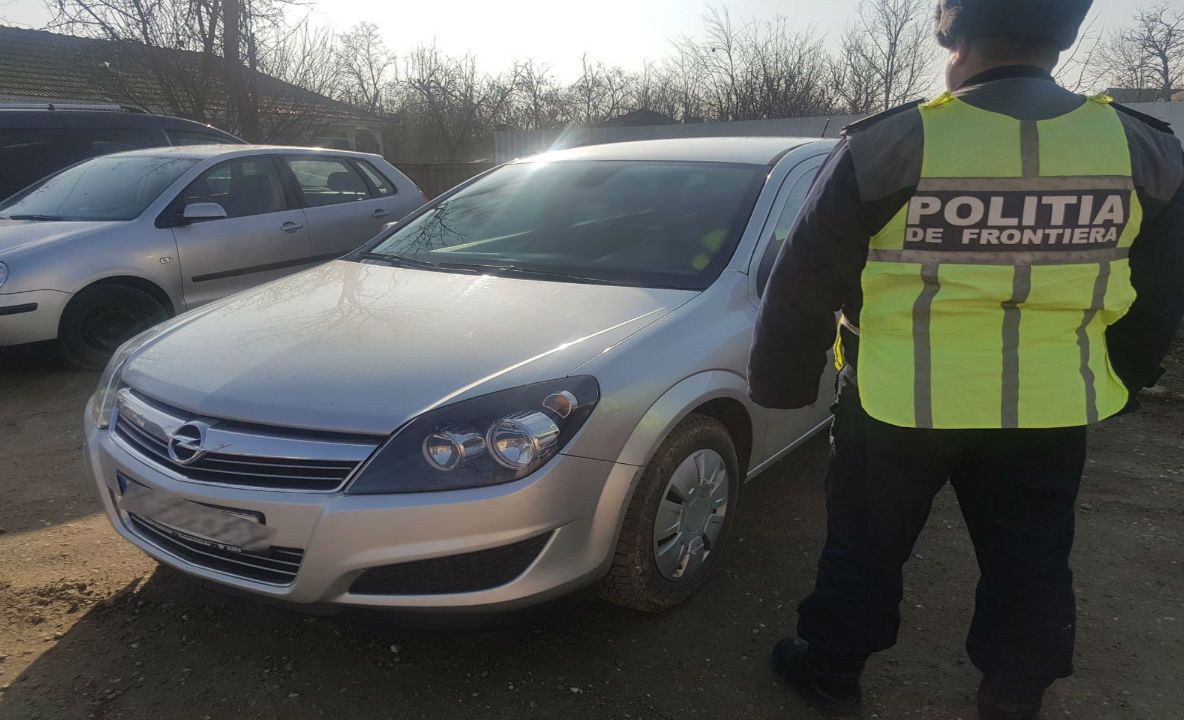 Haine și parfumuri contrafăcute descoperite într-un autoturism oprit în trafic