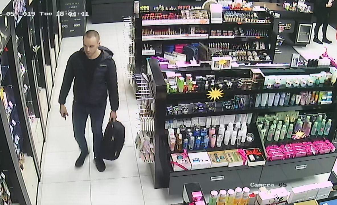 Un tânăr care a furat două parfumuri din magazinul Bucovina este căutat de poliție