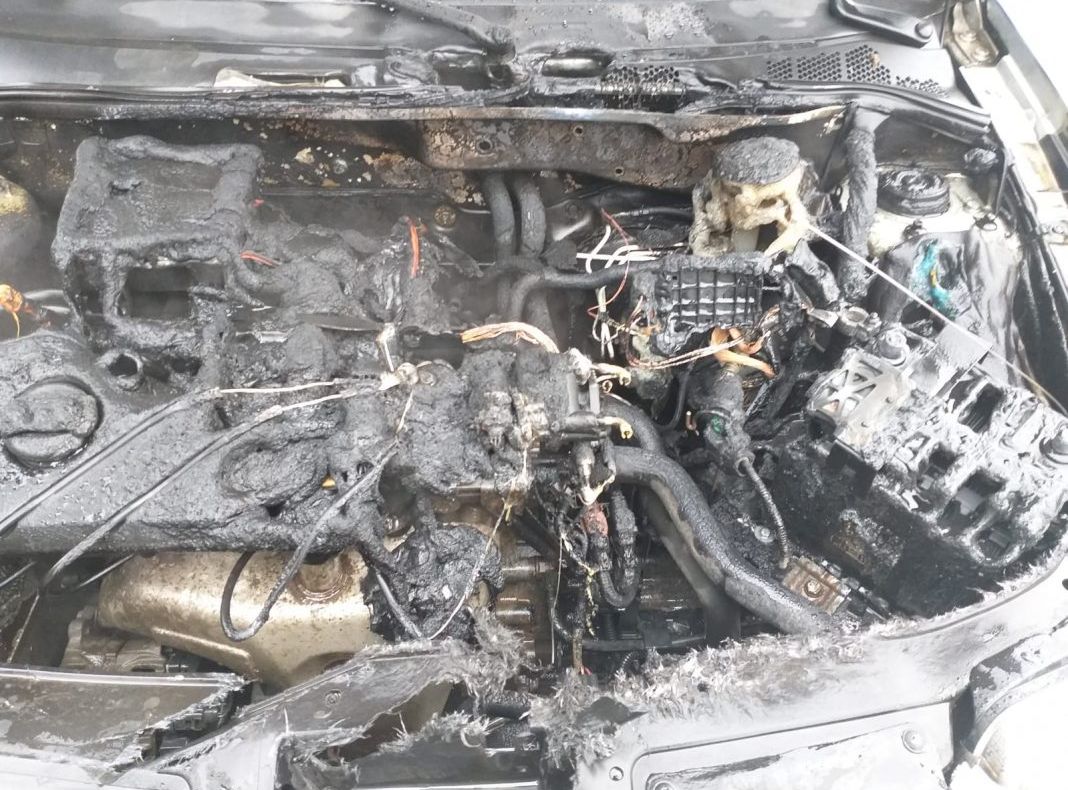 O autoutilitară a luat foc în trafic pe o stradă din municipiul Suceava