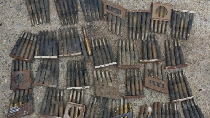 A dat peste un pistol mitralieră și muniție în timp ce demola o casă