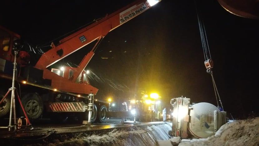 O cisternă încărcată cu motorină s-a răsturnat pe raza localității Poiana Stampei FOTO