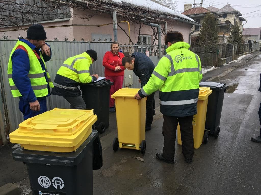 Pubele pentru colectarea selectivă, împărțite sucevenilor din cartierele de case