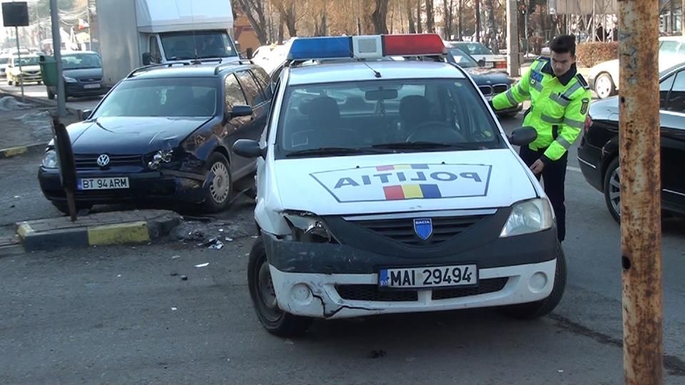 Mașină de poliție, implicată într-un accident rutier în municipiul Suceava FOTO