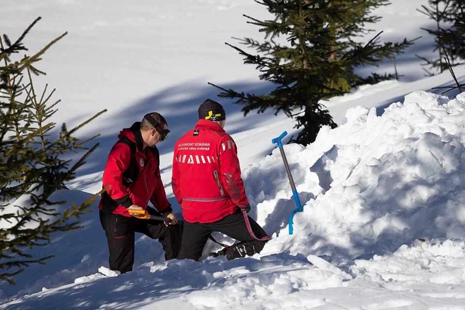 Trei turişti au fost surprinşi de o avalanşă, iar unul dintre ei a murit, în Masivul Călimani