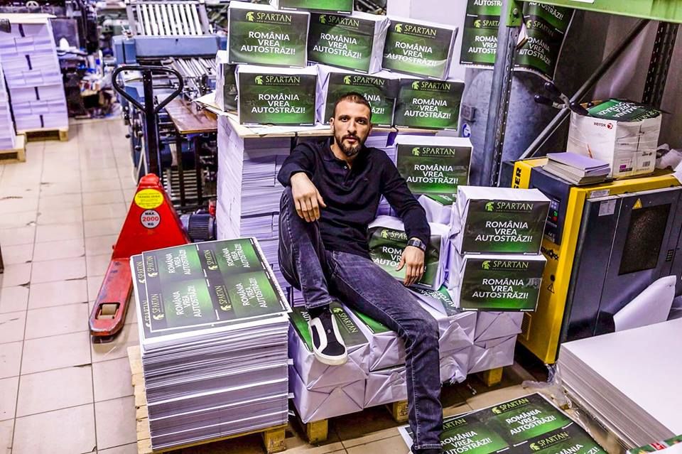 Un sucevean a printat trei milioane de afișe cu mesajul “România vrea autostrăzi” FOTO