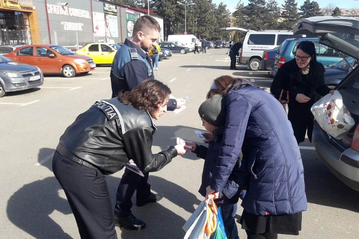 Polițiștii suceveni au oferit peste 100 de mărțișoare confecționate de o fetiță de 13 ani FOTO