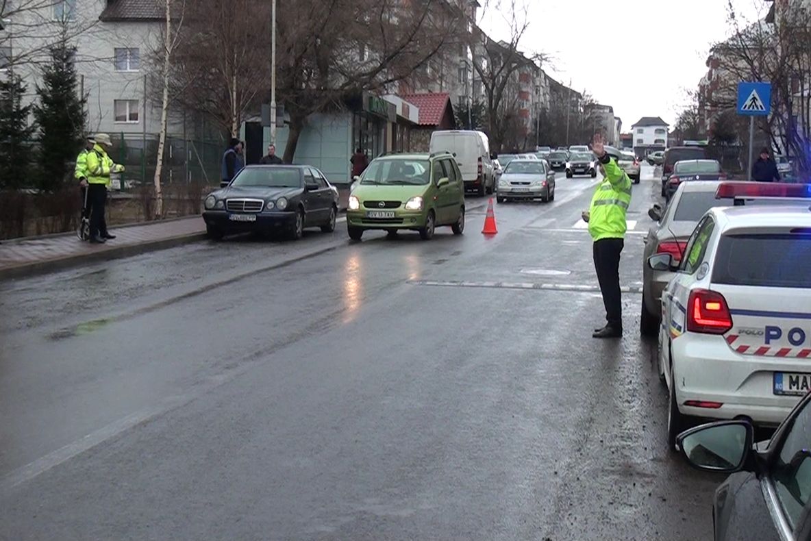 Femeie lovită de o mașină pe trecerea de pietoni FOTO