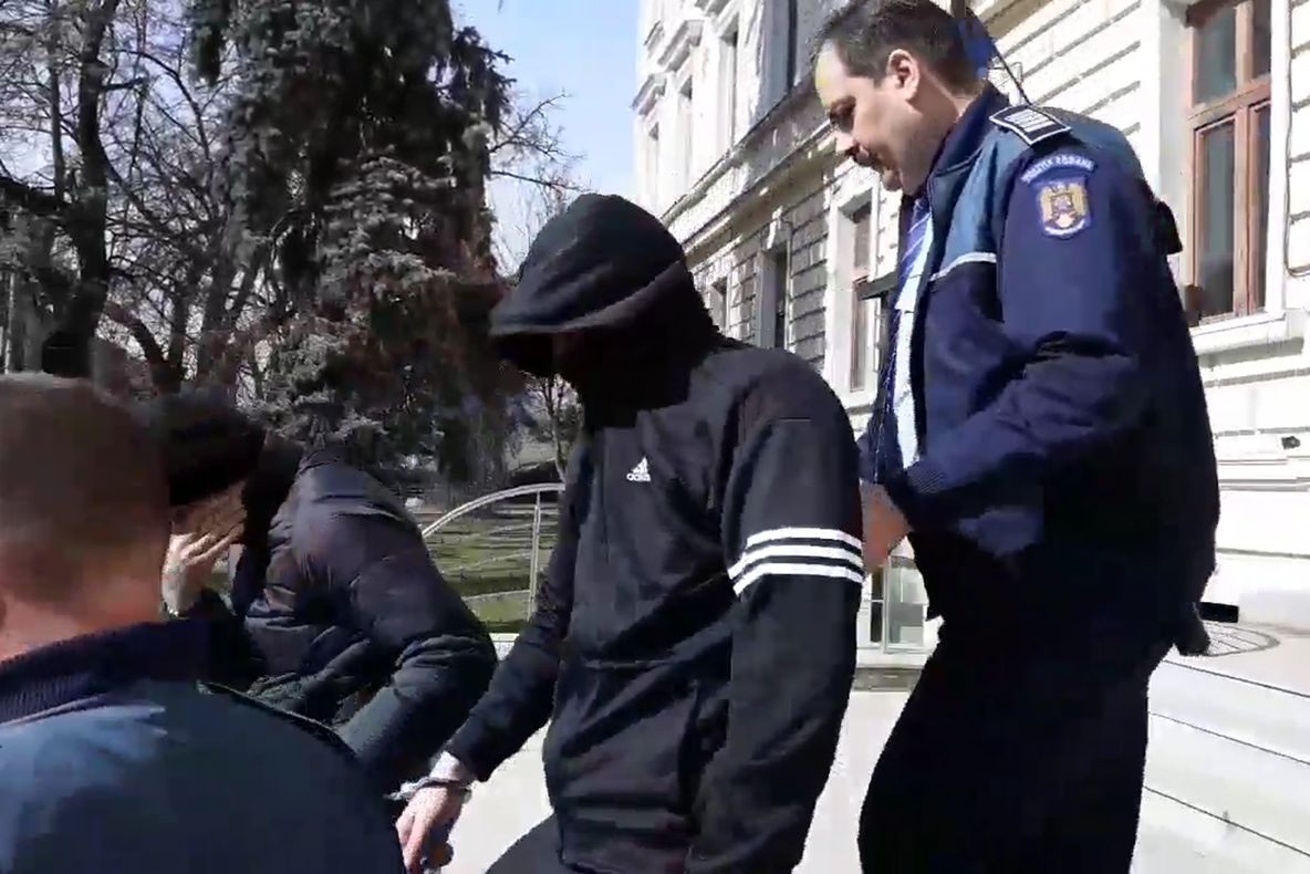 Hoți care au furat bijuterii, ceasuri și telefoane de 30.000 de lei dintr-un apartament, trimiși în judecată