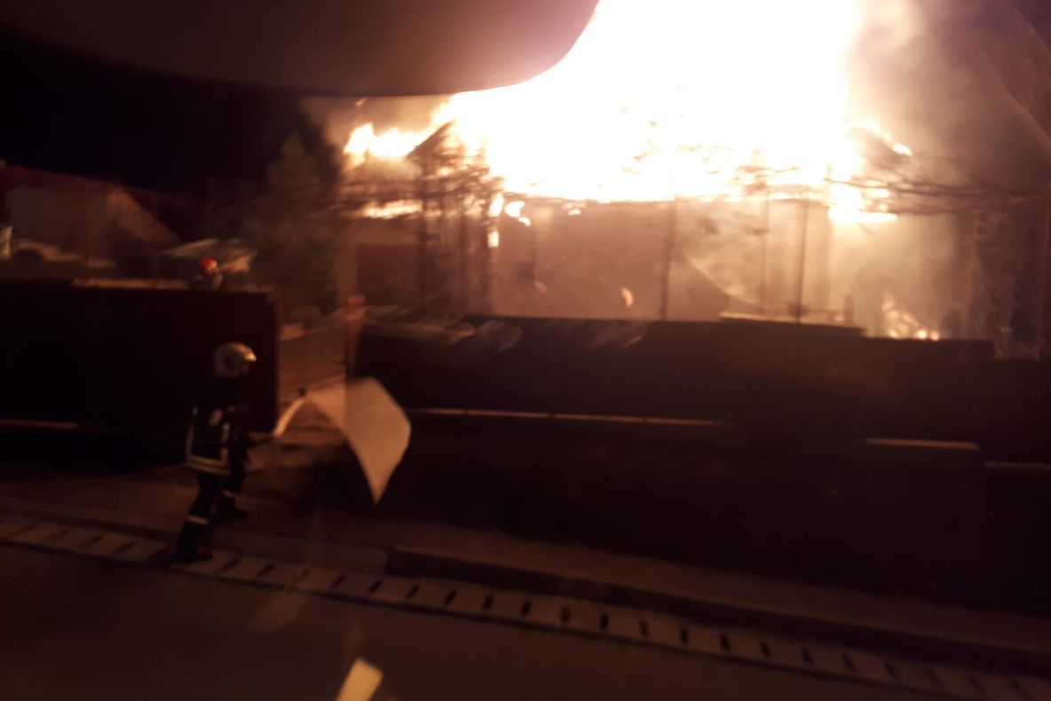 Incendiu în municipiul Suceava. O casă a fost cuprinsă de flăcări VIDEO