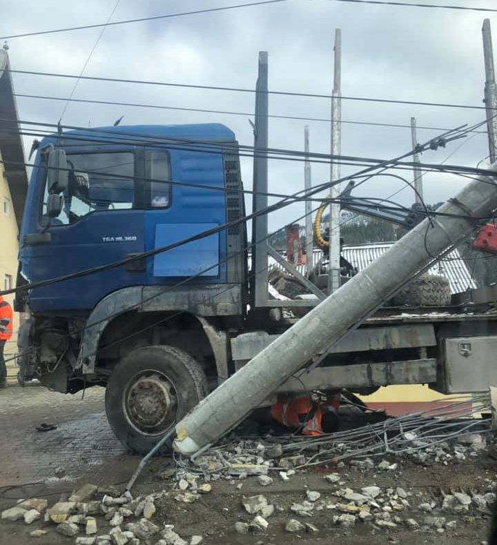 Accident în Câmpulung Moldovenesc. Un camion a rupt un parapet metalic, un stâlp din beton și un semn de circulație FOTO