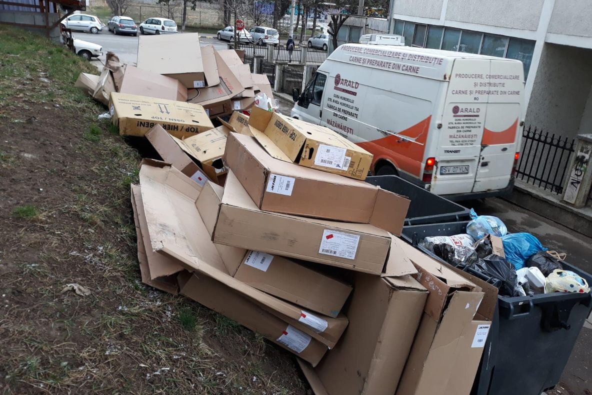 Firmă care a aruncat aiurea cutii de carton și ambalaje, amendată de Primăria Suceava
