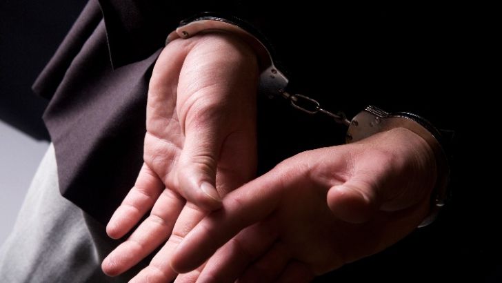 Un șofer a fost încătușat de polițiști după ce a fost prins beat la volan