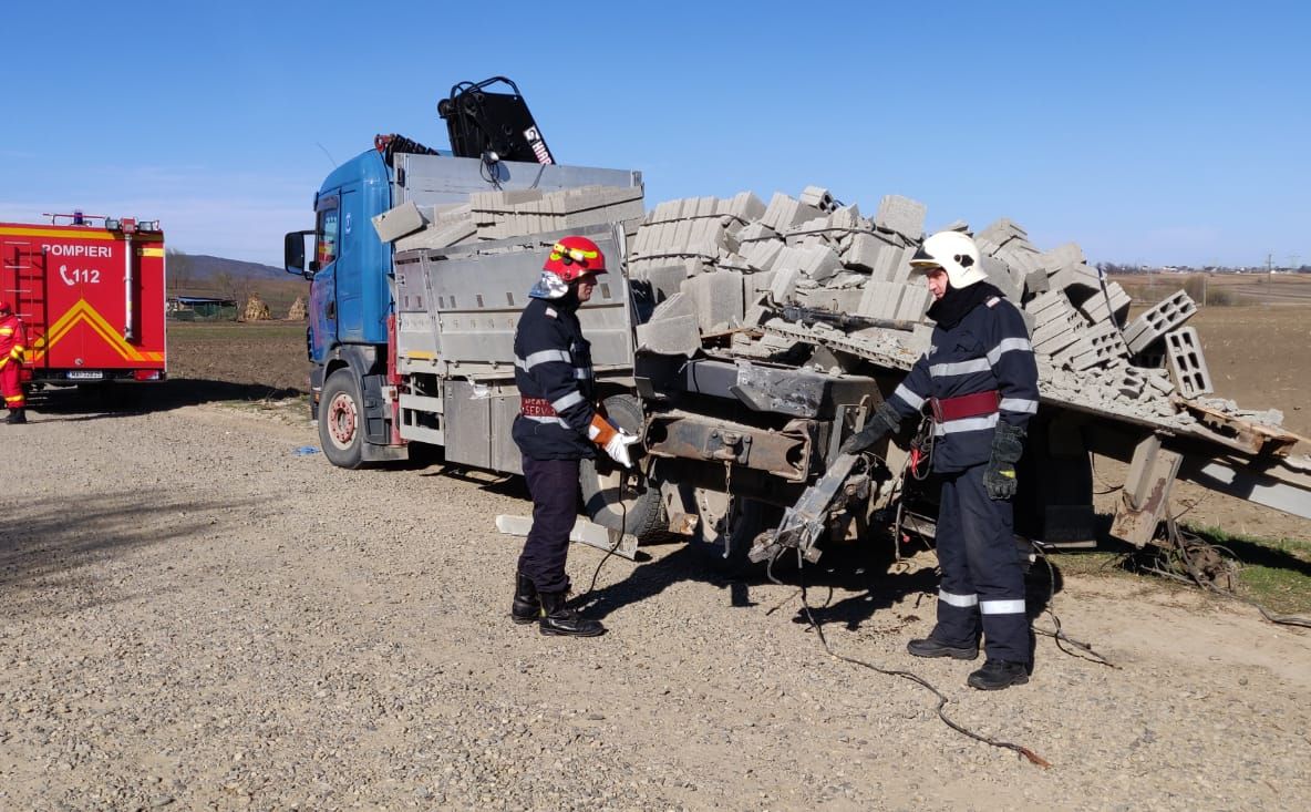Accident feroviar la Liteni. Trenul Timișoara - Iași a lovit un camion cu materiale de construcții