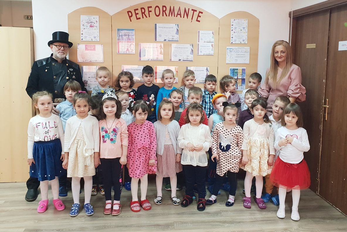 Surpriză inedită, vineri dimineață, la Grădinița Obcini: doamnele au fost întâmpinate cu flori de Coșarul Norocos