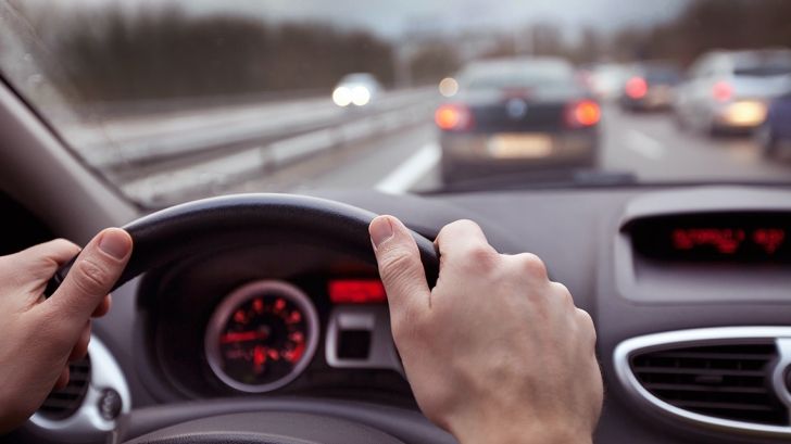 Un bărbat fără permis, prins la volanul unei mașini fără ITP și asigurare