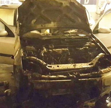 Un autoturism a luat foc în apropierea unei benzinării din Rădăuți