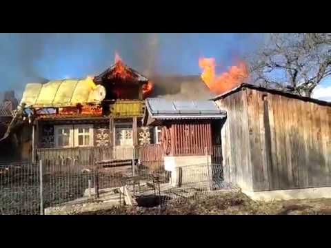 VIDEO Gospodărie în flăcări după ce proprietarii au făcut un foc în grădină