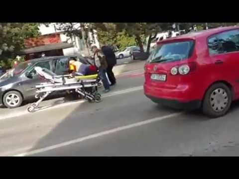 O tânără a fost lovită de o mașină chiar pe trecerea de pietoni VIDEO