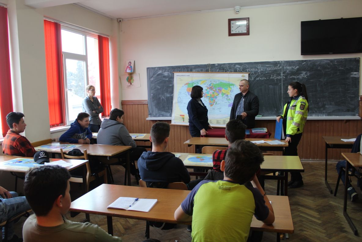 44 elevi care chiuleau de la ore, prinși de polițiștii suceveni FOTO