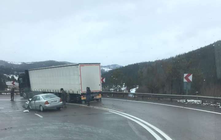 Coliziune frontală între un tir și un autoturism, pe Mestecăniș