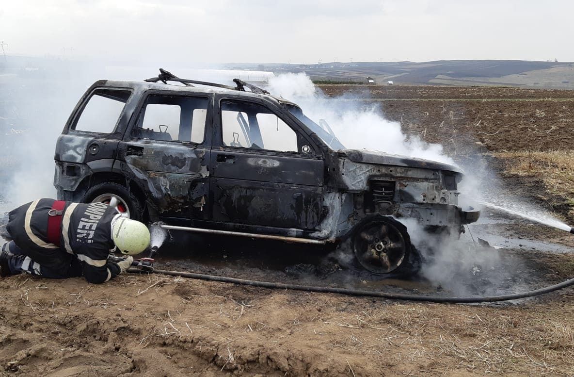 Un autoturism a luat foc pe raza localității Cumpărătura FOTO
