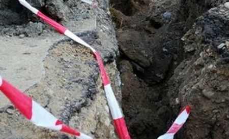 Un muncitor a ajuns la spital după ce a fost acoperit de un mal de pământ