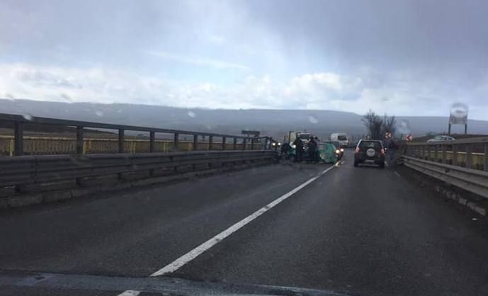 Accident cu trei victime, după ce un șofer s-a izbit cu mașina de un parapet FOTO