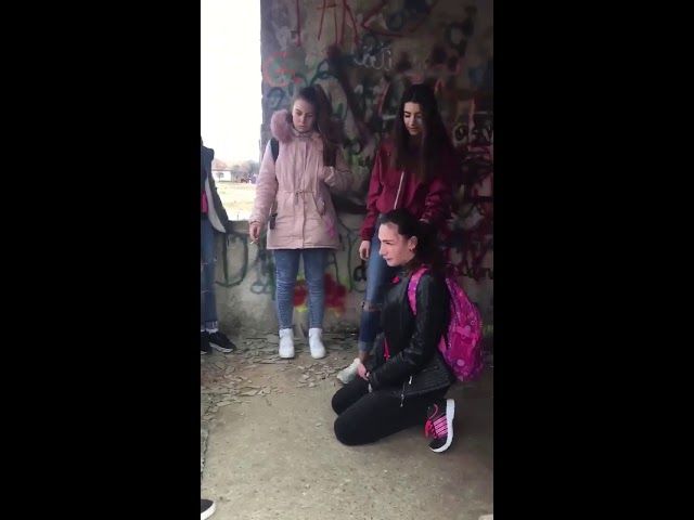 Individ filmat în timp ce fură haine dintr-un magazin din mall VIDEO