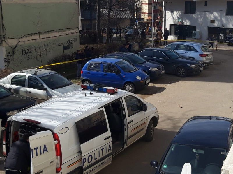 Mașina unui valutist spartă într-o parcare din municipiul Suceava. Hoții au plecat cu o pungă plină cu bani FOTO